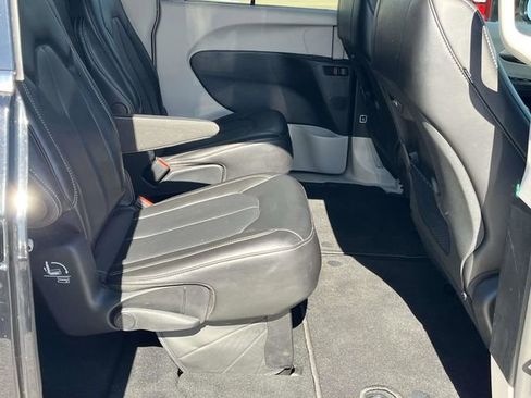 Used 2024 Chrysler Pacifica Touring-L FWD image 22