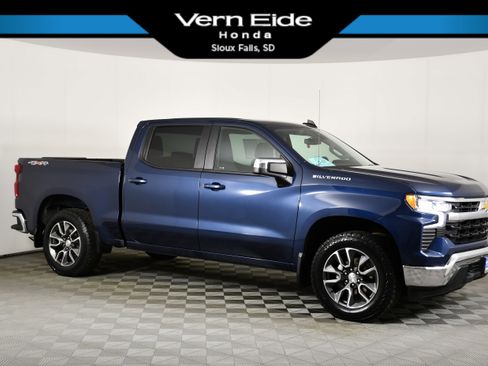 Used 2022 Chevrolet Silverado 1500 LT AWD/4WD image 1