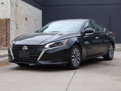 Used 2024 Nissan Altima 2.5 SV FWD image 2