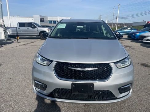 Used 2024 Chrysler Pacifica Touring-L image 2