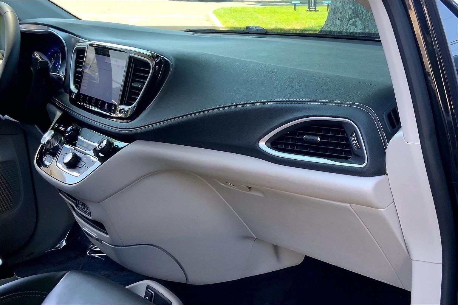 Certified 2023 Chrysler Pacifica Touring-L AWD/4WD image 13