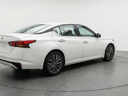 Used 2025 Nissan Altima 2.5 SV image 9