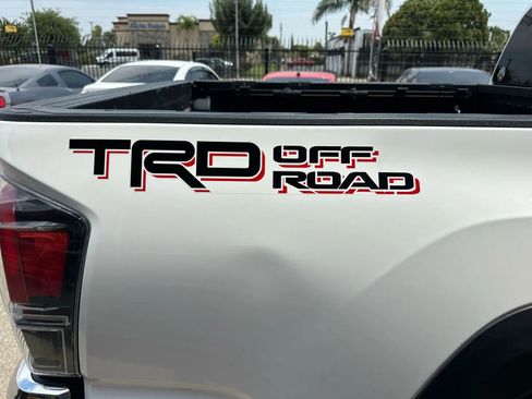Used 2017 Toyota Tacoma TRD Off-Road image 6