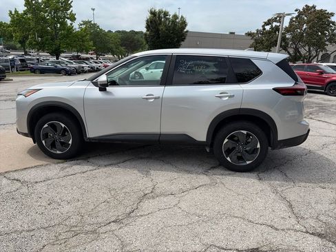 Used 2024 Nissan Rogue SV AWD/4WD image 8