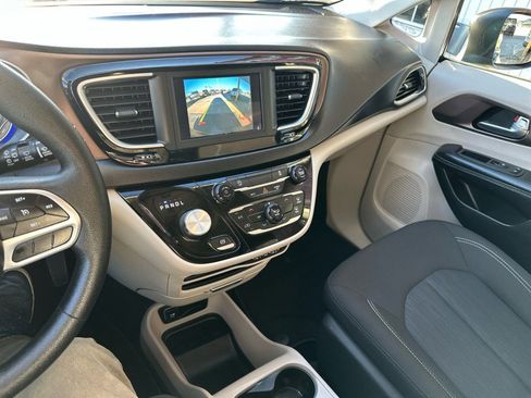 Used 2021 Chrysler Voyager L image 19