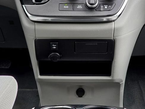 Used 2019 Toyota Sienna LE w/ LE Preferred Package FWD image 22