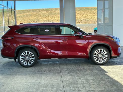 New 2026 Toyota Highlander Platinum image 6