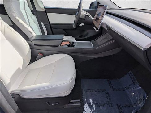 Used 2022 Tesla Model Y Long Range image 22