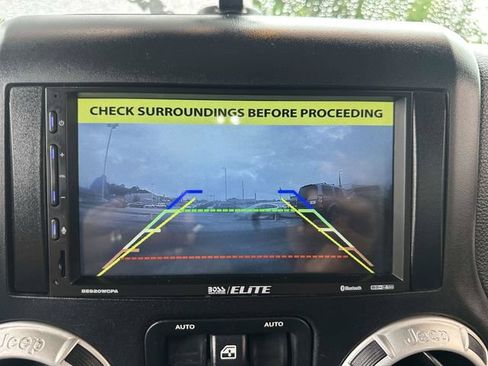Used 2013 Jeep Wrangler Unlimited Rubicon w/ Connectivity Group AWD/4WD image 15