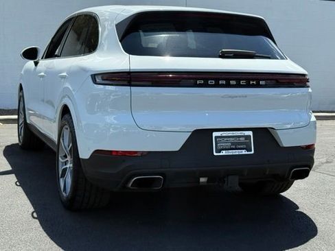 Used 2025 Porsche Cayenne AWD/4WD image 3