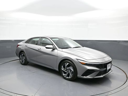 Certified 2025 Hyundai Elantra SEL image 4