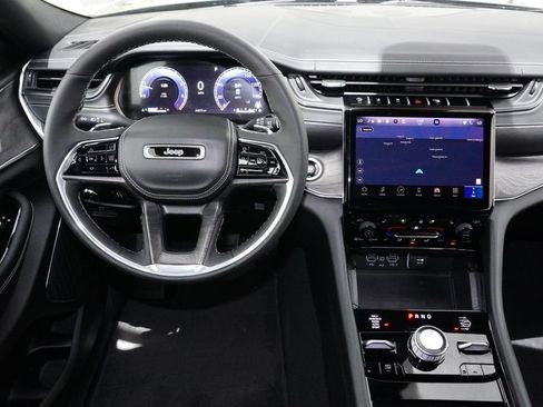 Used 2024 Jeep Grand Cherokee Overland w/ Luxury Tech Group IV AWD/4WD image 23