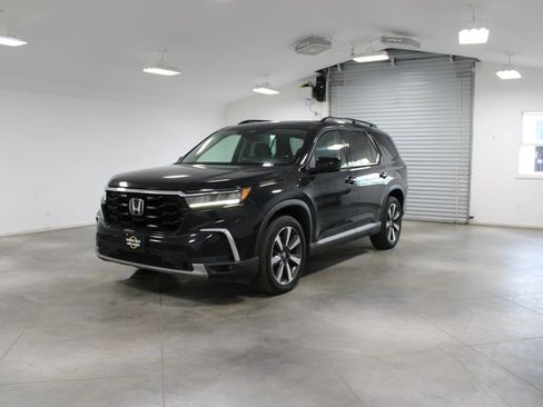 Used 2023 Honda Pilot Touring image 4
