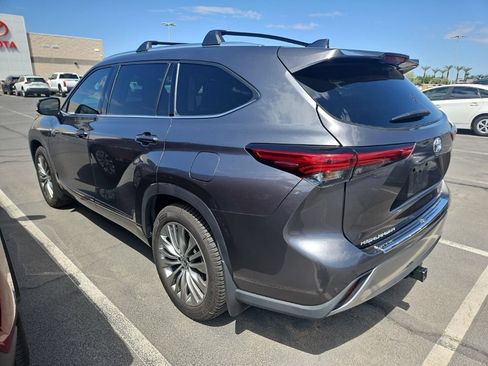 Used 2021 Toyota Highlander Platinum FWD image 2