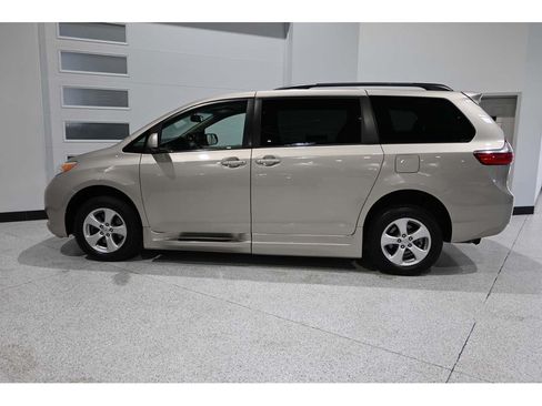 Used 2015 Toyota Sienna LE FWD image 9