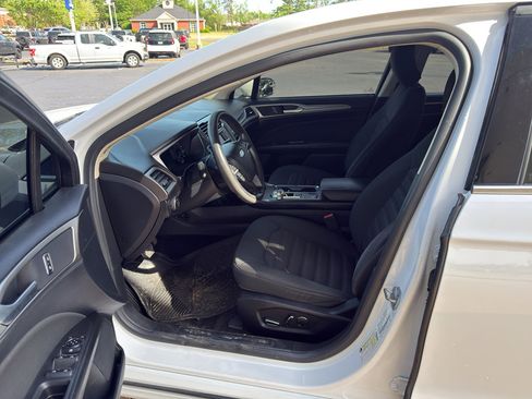 Used 2018 Ford Fusion SE FWD image 12