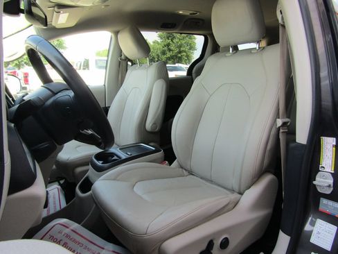 Used 2021 Chrysler Pacifica Touring-L FWD image 22