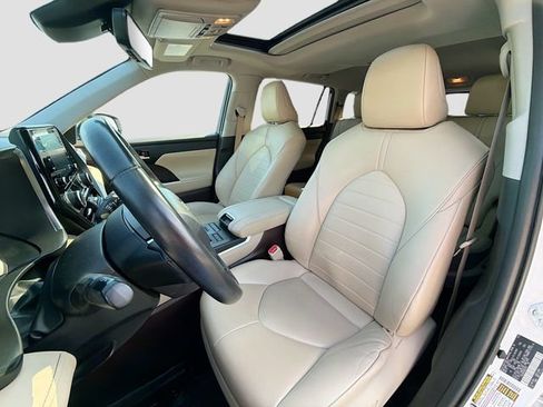 Used 2022 Toyota Highlander XLE AWD/4WD image 11