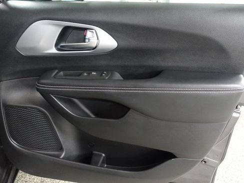 Used 2020 Chrysler Pacifica Touring-L Plus w/ Advanced Safetytec Group FWD image 27