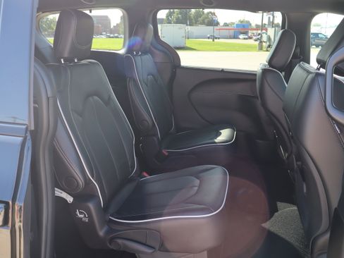 Used 2025 Chrysler Pacifica Limited FWD image 13