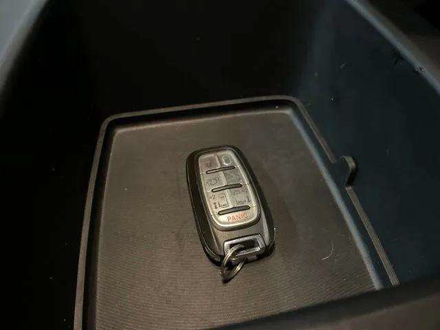 Used 2025 Chrysler Pacifica Select FWD image 96