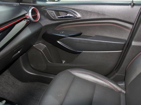 Used 2024 Chevrolet Trax RS w/ Sunroof Package FWD image 32