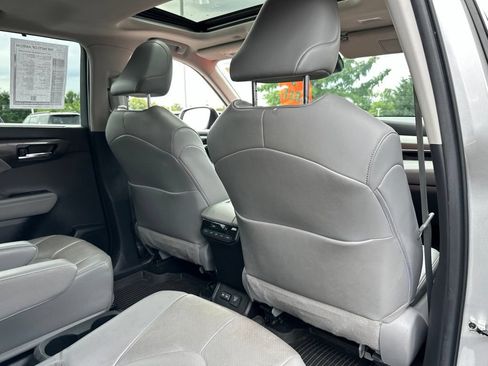 Used 2022 Toyota Highlander Limited AWD/4WD image 32