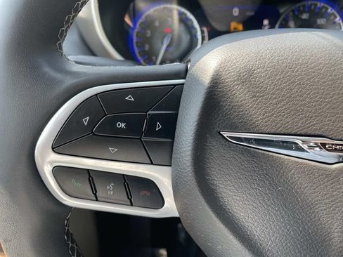 Used 2024 Chrysler Pacifica Touring-L FWD image 30
