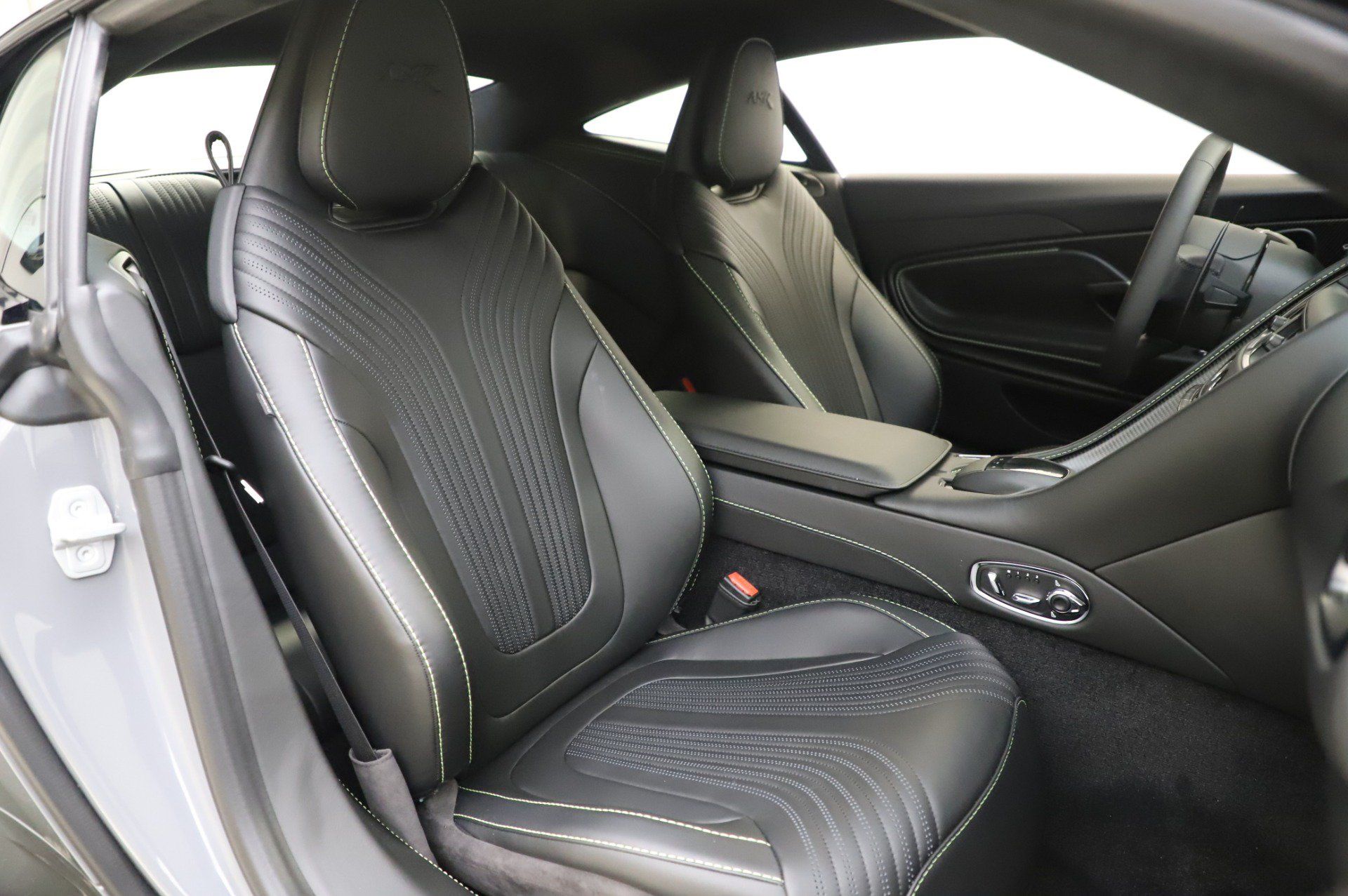 Used 2020 Aston Martin DB11 AMR RWD image 21
