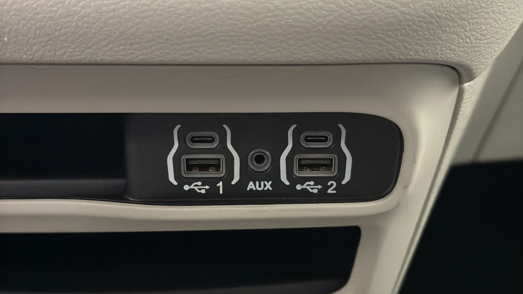 Used 2024 Chrysler Pacifica Touring-L FWD image 33