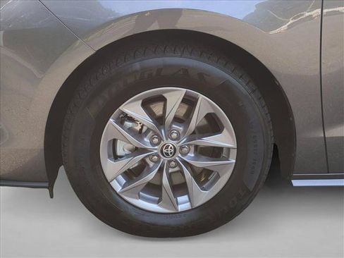 Used 2022 Toyota Sienna XLE w/ XLE Plus Package FWD image 28