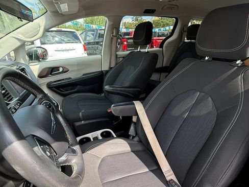 Used 2022 Chrysler Voyager LX FWD image 11