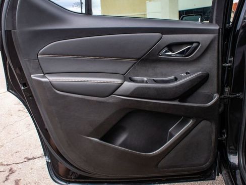 Used 2021 Chevrolet Traverse LT image 11