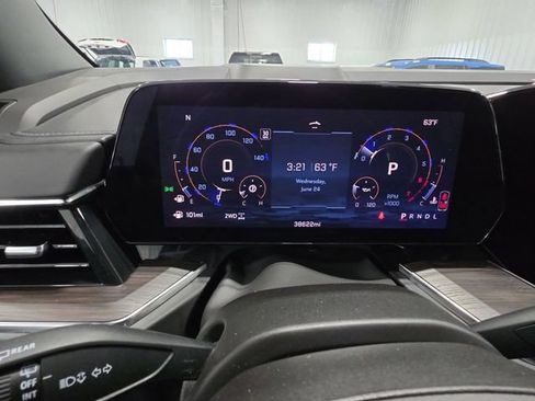 Used 2025 Chevrolet Suburban Z71 AWD/4WD image 12