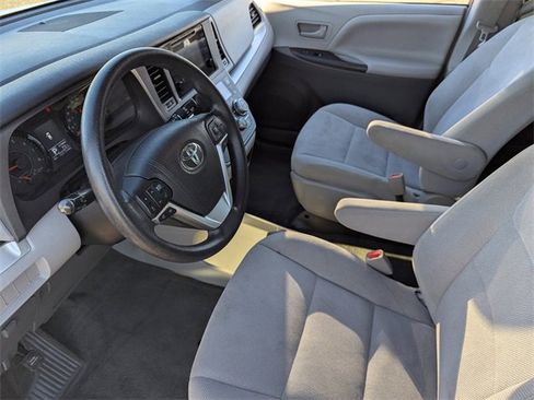 Used 2016 Toyota Sienna L image 21