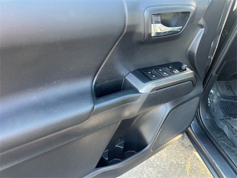 Certified 2022 Toyota Tacoma TRD Off-Road image 18