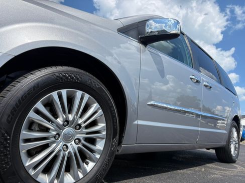 Used 2015 Chrysler Town & Country Touring-L w/ Driver Convenience Group FWD image 6