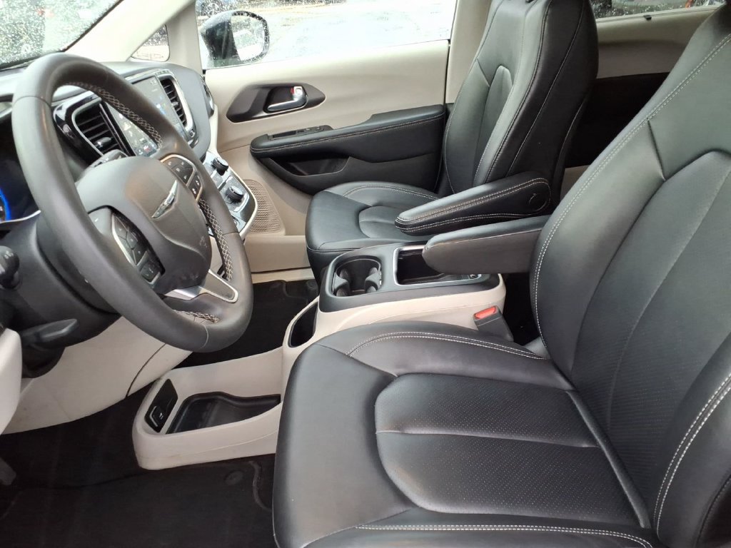 Certified 2024 Chrysler Pacifica Touring-L FWD image 9