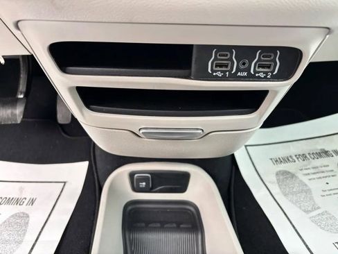 Used 2024 Chrysler Pacifica Touring-L image 14