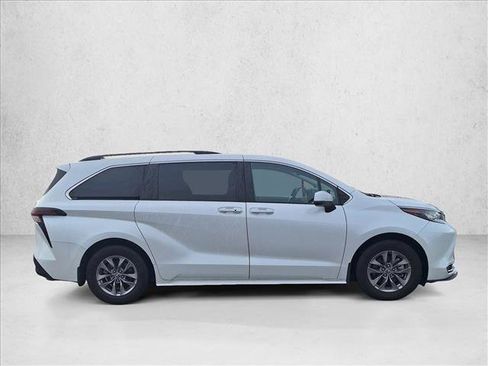 Used 2023 Toyota Sienna XLE image 4