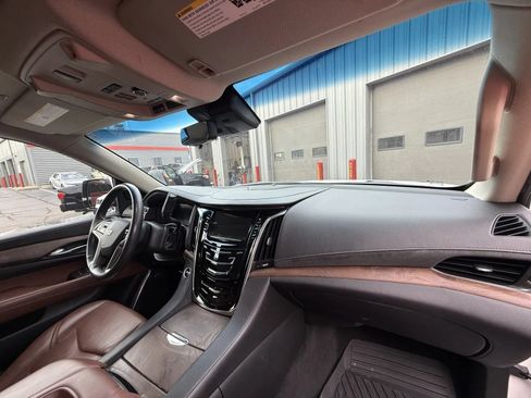 Used 2018 Cadillac Escalade Premium Luxury AWD/4WD image 15