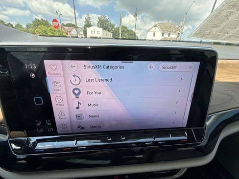 Used 2025 Volkswagen Atlas SE AWD/4WD image 13