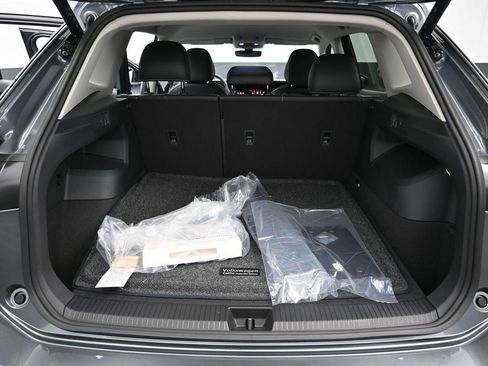 New 2025 Volkswagen Tiguan SE image 10