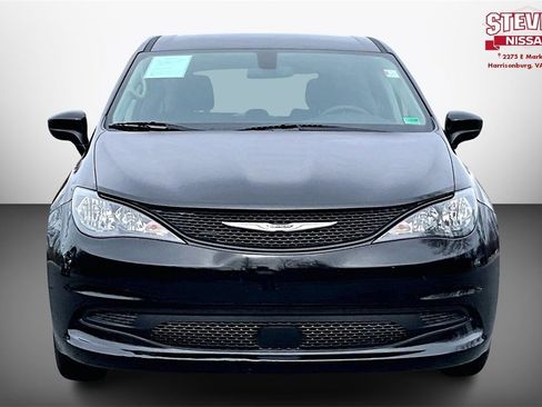 Used 2022 Chrysler Voyager LX image 2