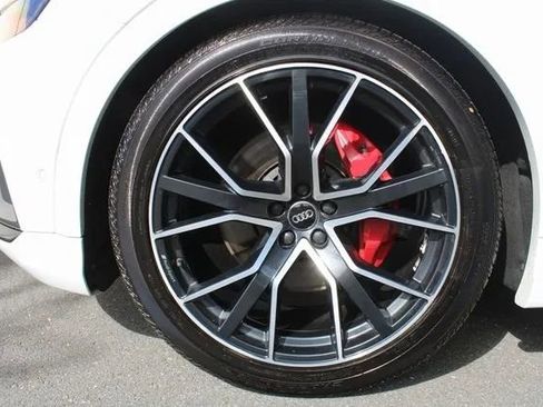 Used 2019 Audi Q8 Prestige w/ Luxury Package image 12