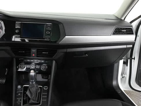 Used 2019 Volkswagen Jetta SE w/ Cold Weather Package image 15