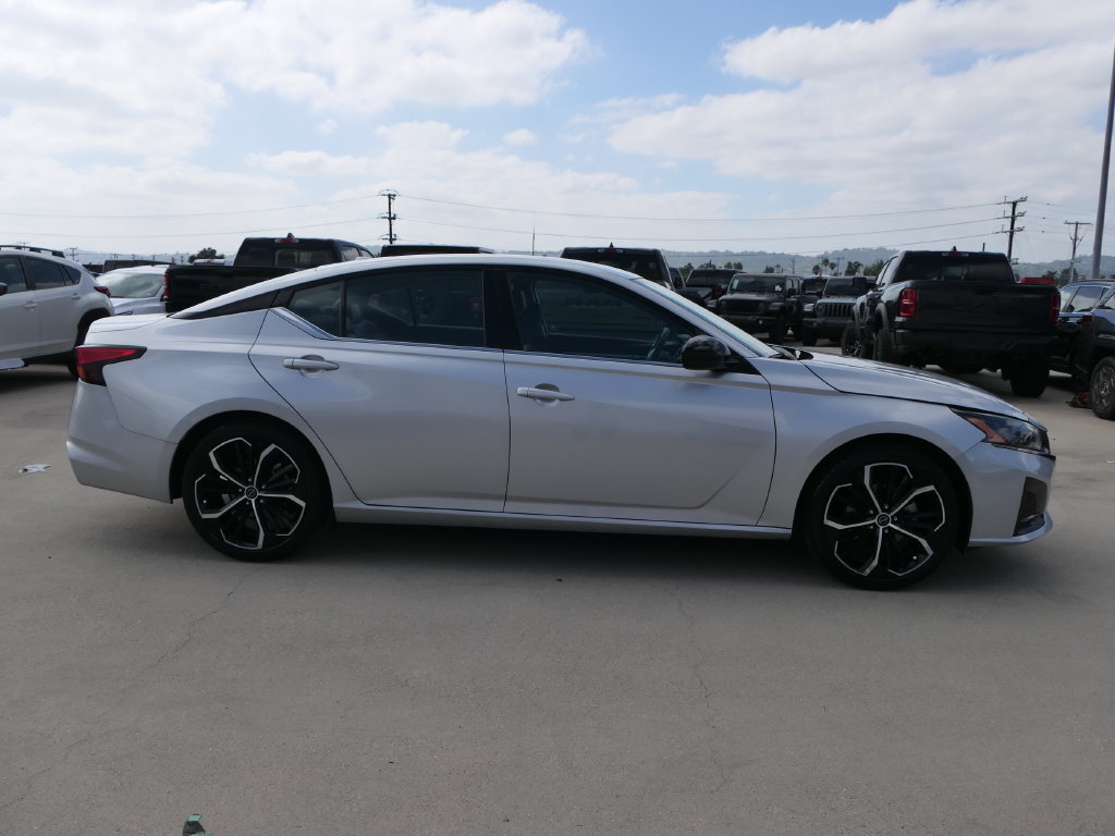 Used 2024 Nissan Altima 2.5 SR FWD image 2
