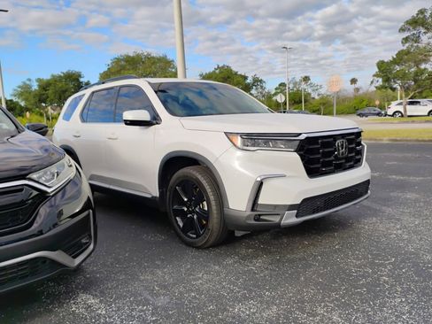 Used 2025 Honda Pilot Touring image 1