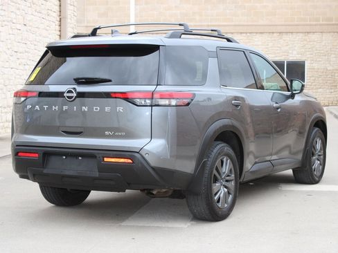 Used 2024 Nissan Pathfinder SV image 3