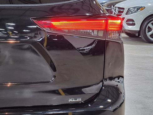 Used 2022 Toyota Highlander XLE image 22